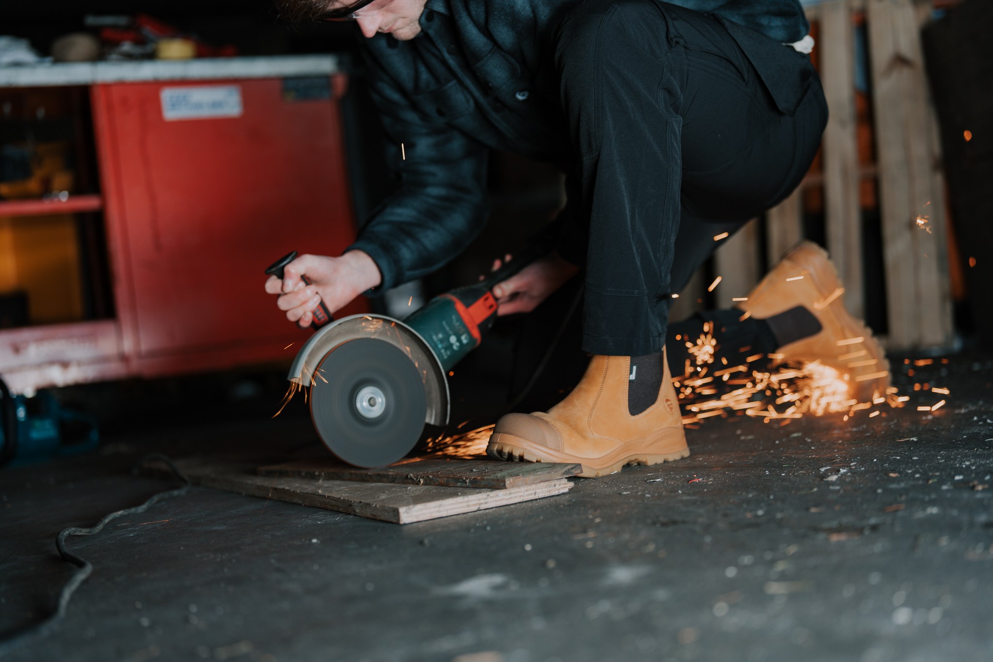 Dr. Worker werkschoenen in de werkplaats